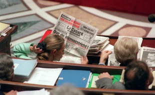 Elisabeth Guigou, secrétaire d'Etat chargée des Affaires Européennes, lit l'hebdomadaire satirique le Canard Enchaîné qui titre "Que de Micmacstricht!, lors des débats sur le traité de Maastricht le 13 mai 1992 à l'Assemblée Nationale