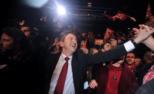 Jean-Luc Mélenchon (Front de gauche) a martelé samedi son credo anti-austérité, au lendemain de la perte du triple A par la France, se présentant comme le "seul candidat de la résistance" à la finance, face aux tenants de la "capitulation".