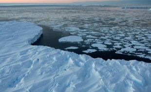 Giant tabular icebergs surrounded by ice floe drift in Vincennes Bay in the Australian Antarctic Territory on January 11, 2008. Australia's CSIRO's atmospheric research unit has found the world is warming faster than predicted by the United Nations' top climate change body, with harmful emissions exceeding worst-case estimates. AFP PHOTO/POOL/Torsten BLACKWOOD