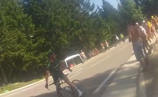 Thomas Voeckler s'arrête dans la montée de Chamrousse et s'énerve contre un spectateur, lors de la 13 étape du Tour de France, le 18 juillet 2014.