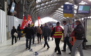 Les cheminots de la CGT ont manifesté leur mécontentement jusque dans la gare de Lille Flandres.