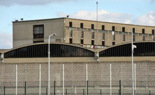 Un détenu, condamné à 15 ans de réclusion criminelle -- dont 10 ans de période de sûreté -- pour viol avec arme par la cour d'assises d'Eure-et-Loir, avait profité d'une consultation en salle de soins lundi vers 11h30 pour prendre en otage le psychologue, âgé d'une cinquantaine d'années.