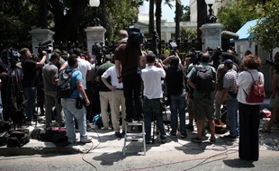 Des journalistes grecs et étrangers devant le parlement à Athènes, en Grèce, illustration