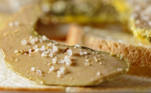 Une tranche de foie gras français.
