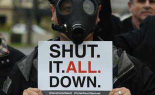 Un habitant de Porter Ranch, une banlieue de Los Angeles, manifestent contre la fuite de gaz massive, le 23 janvier 2016