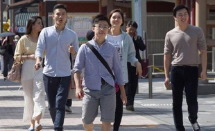 Des Japonais vêtus de manière décontractée dans les rues de Tokyo, le 1er mai 2015