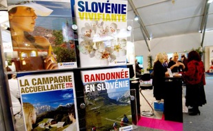 Des personnes visitent la 29e édition du salon professionnel annuel du tourisme Top Resa, le 26 septembre 2007 à Deauville
