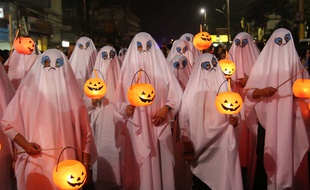 Illustration d'une déambulation de fantômes pour Halloween.