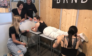 A la Nantes Tattoo Convention, le 3 octobre 2021. Karine est venue avec son fils, sa fille Louna, 18 ans, et une copine de sa fille Nora, sur la table.