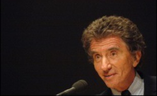 Le socialiste Jack Lang a annoncé jeudi le lancement, lundi, d'une campagne pour l'inscription sur les listes électorales avec le chanteur Cali "comme parrain". "Je lance lundi prochain avec Ségolène Royal cette campagne d'inscriptions