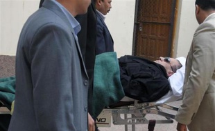 L'ex-président égyptien Hosni Moubarak arrive sur une civière à son procès, au Caire, le 5 janvier 2012.