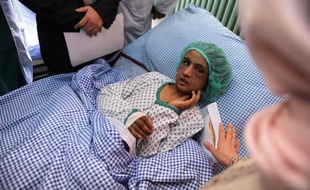 L'affaire de l'enfant afghane de 15 ans mariée et torturée par sa belle-famille pendant six mois, qui a ému le monde entier, est passée devant la justice et trois parents de son mari ont été condamnés à 10 ans de prison, a annoncé samedi un responsable judiciaire.