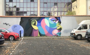 L'artiste Alber est connu pour ses visages composés d'aplats de couleurs.