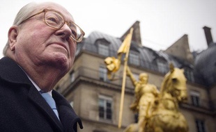 Jean-Marie Le Pen a rendu hommage à Jeanne d'Arc devant sa statue, à Paris, le 7 janvier 2011, comme chaque année.