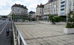 La place du commandant l'Herminier, le long du quai de la Fosse, est boudée par les passants.