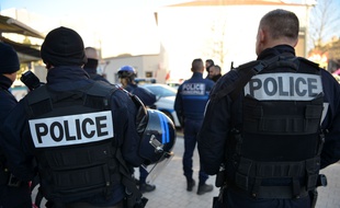 Deux policiers. (illustration)