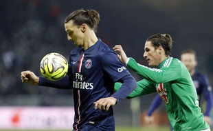 Zlatan Ibrahimovic à la lutte avec Jérémy Clément lors du match entre le PSG et Saint-Etienne le 25 janvier 2015.