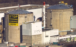 Des militants de Greenpeace déploient une bannière antinucléaire sur le site nucléaire de Fessenheim le 18 mars 2014.