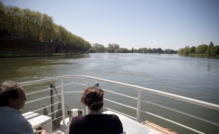 Un bateau à passagers qui se dirige vers le Stadium. Archives