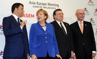 (De g à d) Le Premier ministre italien Matteo Renzi, la Chancelière allemande Angela Merkel, le président de la Commission européenne Manuel Barroso et le président du Conseil européen Herman Van Rompuy, le 16 octobre 2014 à Milan