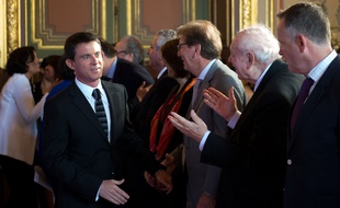 Le Premier ministre, Manuel Valls (PS), salue Guy Tessier (UMP), le président de la communauté urbaine de Marseille et Jean-Claude Gaudin (UMP), le maire de Marseille.