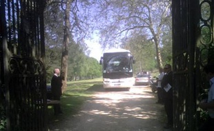 Arrivée en car des invités au mariage de Jamel Debbouze et Mélissa Theuriau, Abbaye des Vaux de Cernay, le 7 mai 2008.