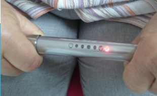 Le bâton mydiagnostick émet une lumière rouge s'il détecte un trouble du rythme cardiaque.