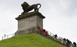Des visiteurs grimpent à La Butte du Lion à Waterloo, le 1er juin 2015