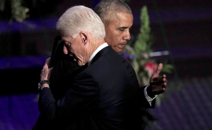 Les anciens présidents Bill Clinton et Barack Obama, à Baltimore le 25 octobre 2019.