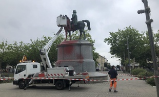 Les services de la ville ont commencé à nettoyer la statue vers 10 h ce vendredi.
