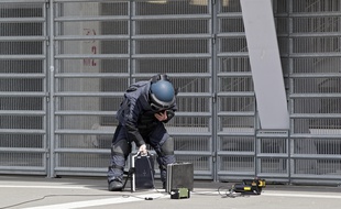 Un démineur lors d'un exercice au stade Pierre-Mauroy à Villeneuve-d'Ascq (illustration).
