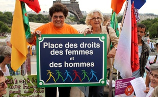 Cathy Bernheim (à gauche) et Martine Storti (à droite) en 2010, pour les 40 ans du MLF, le Mouvement de Libération des femmes, un mouvement féministe important des années 1970.