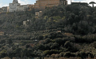 La région de Castel Gandolfo est montagneuse, parsemée de lacs volcaniques.