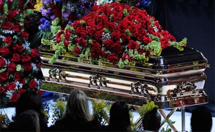 Le cercueil de Michael Jackson lors de l'hommage qui a été rendu au chanteur au Staples Center de Los Angeles, le 7 juillet 2009.