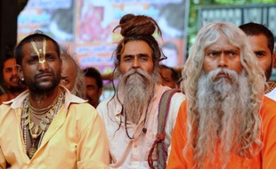 Des centaines de "sadhous" indiens, des sages ayant fait voeu de pauvreté, ont manifesté lundi à New Delhi contre un projet de construction de plus de cinquante barrages sur le Gange, dont les eaux sont considérées comme sacrées par des millions d'hindous.
