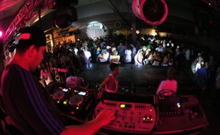 Fêtes violentes et sensuelles faisant l'apologie du crime, les "bailes funk" de Rio faisaient fureur jusqu'à la pacification des favelas: maintenant, beaucoup de jeunes se plaignent de l'interdiction de ces soirées où paradaient les narcotrafiquants.
