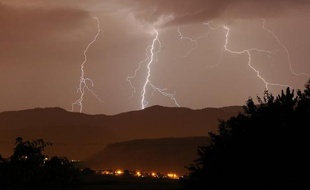 Quelque 256.056 éclairs ont été enregistrés dans le ciel de France le 19 juin, ce qui en fait la 7e journée la plus foudroyée depuis 1997, année de création du réseau national de détection de la foudre, annonce vendredi Météorage.