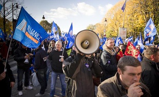 À l'appel du syndicat Alliance, environ 300 policiers manifestent à Paris le 13 novembre 2013 contre le budget sécurité 2014.