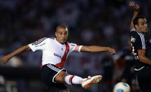 David Trezeguet, blessé au genou gauche, ne figure pas dans la liste de 25 joueurs convoqués pour la reprise de l'entraînement le 8 juillet: les médias argentins y voient une exclusion du groupe professionnel de River Plate.