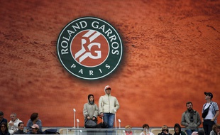 Des spectateurs dans les tribunes du court central lors de Roland-Garros 2019.