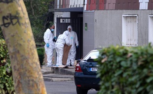La police scientifique au pied de l'immeuble de Grigny (Essonne) où une femme a été tuée le 5 avril 2012.