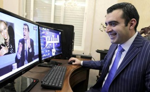 Ahmad al-Basheer regarde une vidéo de son émission satirique "al-Basheer show" le 29 juillet 2015 à Amman