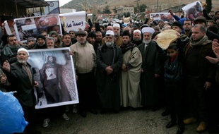 Des Libanais sunnites apportent leur soutien le 8 janvier 2016 sur la frontière syro-libanaise à la population de Madaya, assiégée par l'armée syrienne