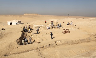 Les restes relativement bien conservés d'un bateau de 18 mètres vieux de quelque 4.500 ans ont été mis au jour dans la nécropole des pyramides d'Abousir près du Caire.