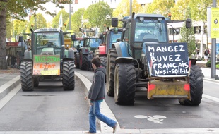 Une centaine de tracteurs autour de la préfecture.