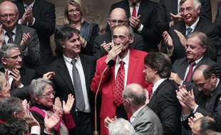Patrick Roy, le député-maire socialiste de Denain, le 14 mars 2011 à l'Assemblée, pour son retour après un traitement contre le cancer du pancréas.