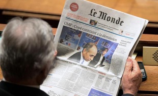 Un député lit "Le Monde" sur les bancs de l'Assemblée le 27 mai 2014 à Paris