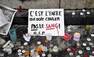 "C'est l'envre qui doit couler, pas le sang" écrit au milieu des fleurs et des bougies le 8 janvier 2015 place de la République à Paris