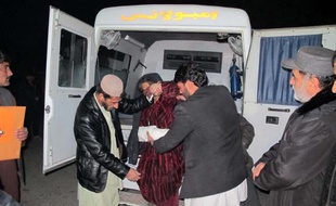 Une femme blessée après le tir d'une roquette lors d'un mariage le 1er janvier 2015 dans la province d'Helmand
