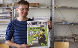 Charb, le directeur de la publication de Charlie Hebdo, avec le numéro polémique.